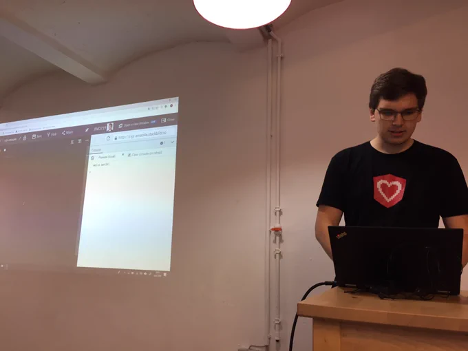 Niklas at his computer presenting.