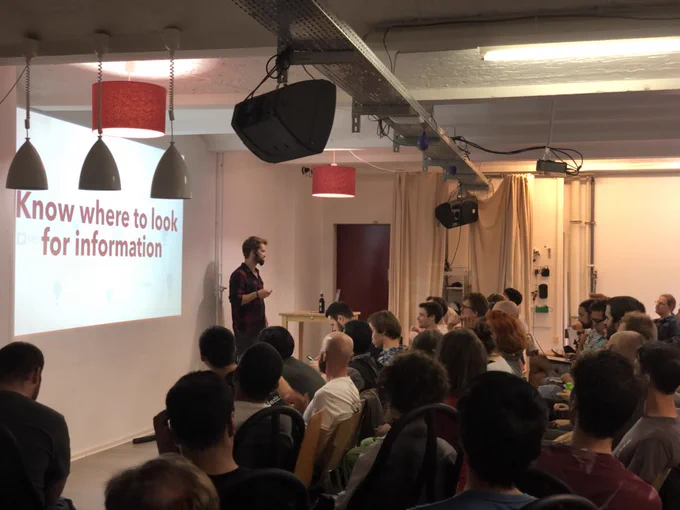 Stefan Judis presenting his talk in front of Berlin JS audience