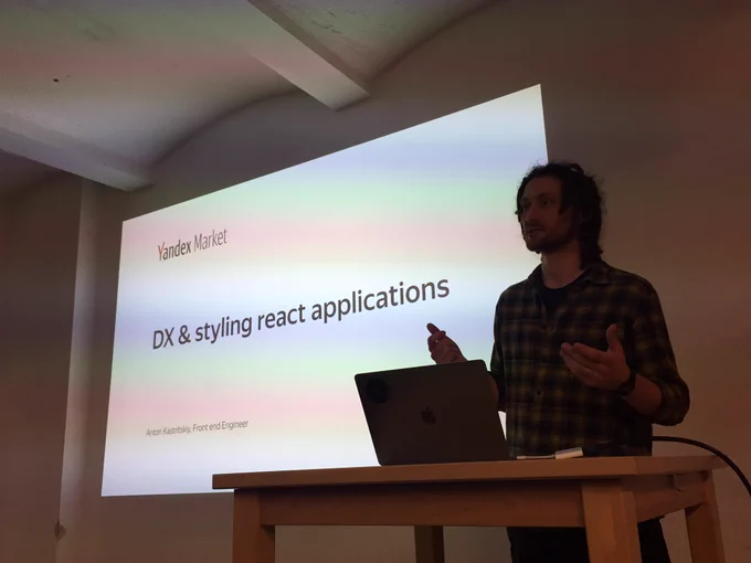 Anton presenting in front of his opening slides, “DX & styling React applications”.