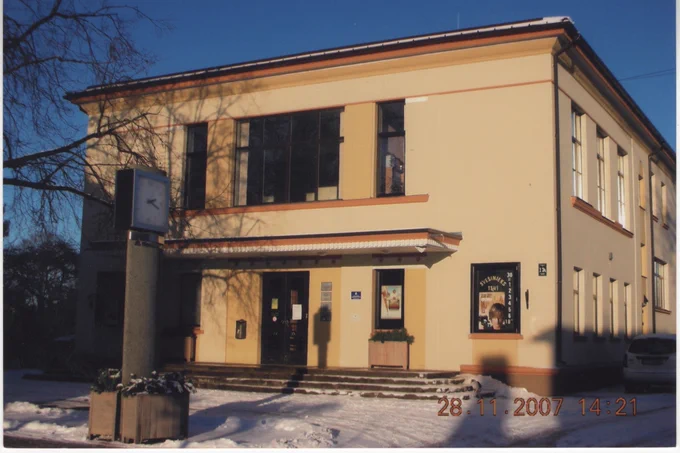 Kinoteātra atjaunotā fasāde 2007. gada novembrī. Foto no kinomehāniķa Pētera Nartiša albuma.