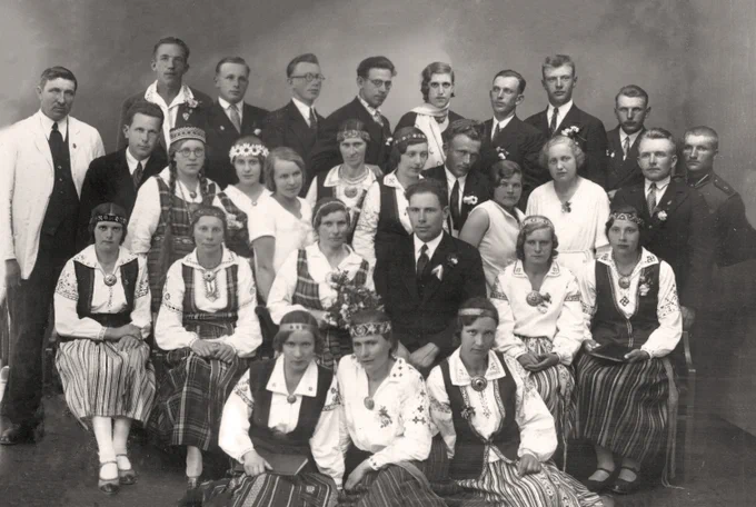 Allažu pagasta koris VIII Vispārējos latviešu Dziesmu svētkos (1933). Otrajā rindā trešais no labās – diriģents Eduards Stots