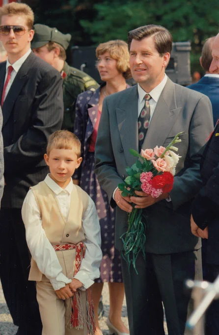 Latvijas Republikas Augstākās Padomes priekšsēdētājs Anatolijs Gorbunovs, filmas “Cilvēka bērns” galvenās lomas aktieris Andrejs Rudzinskis, A. Gorbunova palīdze Karina Pētersone atjaunotā Latgales atbrīvošanas pieminekļa “Vienoti Latvijai” (Latgales Māra) atklāšanā Rēzeknē. Fotogrāfs Leons Balodis. LNVM krājums.