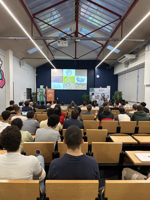 Photo de l’amphithéâtre pendant le premier talk