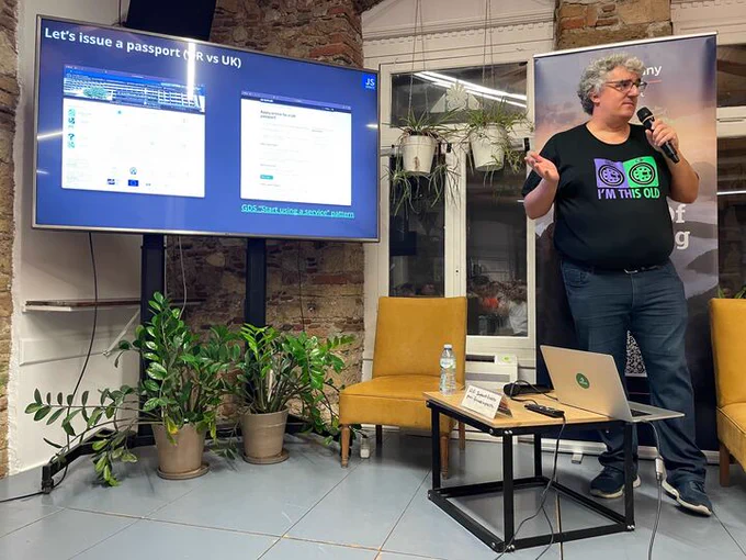 Angelos Chaidas on the stage of the GreeceJS meetup presenting: This year I learned: Sometimes you must remove an "alt" attribute from an "img" tag to make something accessible. 