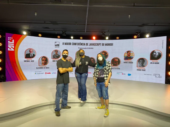 Imagens de Andreza, Jaydson e Felipe com o fundo do painel da BrazilJS, com todos os palestrantes da Conf 2021.