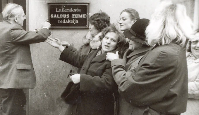 Laikraksta "Saldus Zeme" izkārtnes maiņa, 1989. gada februāris
(Foto no muzeja krājuma )