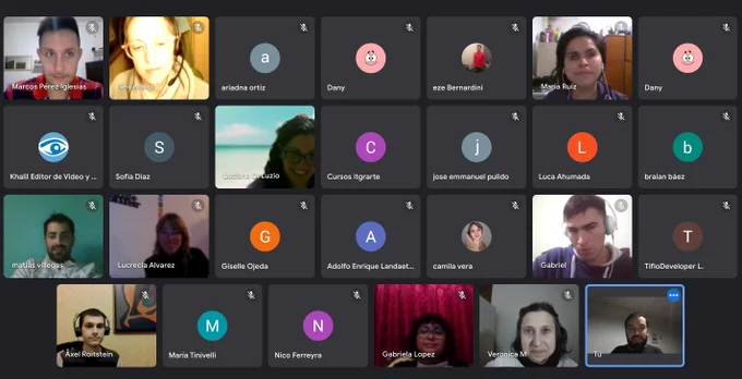 Captura de Google Meet con los participantes, algunos con cámaras prendidas. 