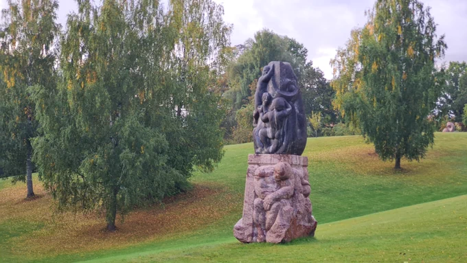 Lai arī dienas kļūst arvien dzestrākas un pelēcīgākas, pamazām sāk iekrāsoties koku lapas. Šobrīd  vairāk dominē dzeltenie  un dažāda zaļuma toņi.  Zelta rudeni izbaudiet Turaidā!
Foto: Maira Dudareva