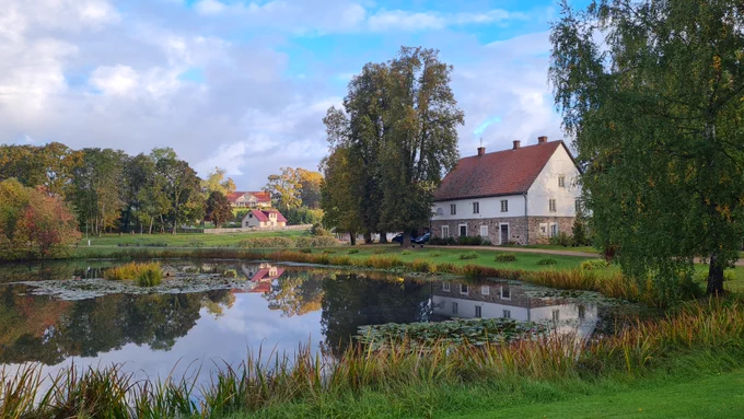 Lai arī dienas kļūst arvien dzestrākas un pelēcīgākas, pamazām sāk iekrāsoties koku lapas. Šobrīd  vairāk dominē dzeltenie  un dažāda zaļuma toņi.  Zelta rudeni izbaudiet Turaidā!
Foto: Maira Dudareva