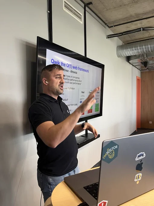 A man giving a presentation about Qwik the O(1) web framework.