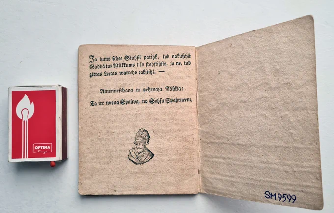 📋1786. gada kalendārā ir  pielikums uz 11 lappusēm, kur popularizēts heliocentriskais pasaules uzskats, aprakstīti sagaidāmie saules un mēness aptumsumi, veikts izskaidrošanas darbs par to nozīmi un aicinājums atteikties no māņticības: “Jau iekš divi Kallendariem jums mācību esmu devis par saules un mēness aptumšošanām. Kas to visu ar prātu pārlasa un apdomā, tas gan jau pratīs, ka tā aptumšošana  nav nekāda maitāšana, nedz plosīšana, nedz košana, nedz kas zina kāda cita bailīga lieta/.../ Mūsu Vecāki mums tāpat arvien irr stāstījuši, ka suņņi to sauli plēšot, un ka šī tāpēc tobrīd gauži raudot: jo tie spaini ar ūdeni likuši uz pagalmu, un tur to vissu skaidri esot redzējuši.” 1791. gadā bija sagaidāmi četri saules un divi mēness aptumsumi un 1795. gadā 2 mēness aptumsumi.