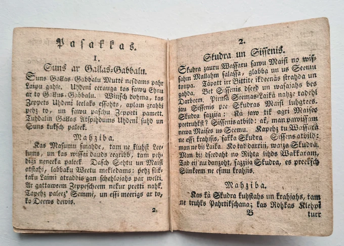 📋Izglītojošajos rakstos  apskatīti arī vēstures un ģeogrāfijas jautājumi. 1795. gada kalendārā var lasīt izglītojošu rakstu par jūras iemītniekiem “No vienas lielas Jūras Zivs” un rakstu  “No tiem Tajīteriem”, kurā stāstīts par Austrālijas atklāšanu,  kādas svešas zemes (Taiti ?) dabas apstākļiem, iedzīvotājiem un faunu un floru. Lielu vietu rakstā ieņem kāda brīnišķa koka [iespējams, kokospalmas] apraksts: “Tur aug viens savads lagzdas koks: Tas koks derr priekš baļķiem, un Mastakokiem, tie zarri apliek malkā. Tie rieksti ir galva lielumā. Kad tie vēl zaļļi irr, tad iztek ļoti smeķīga, garda un veselīga sulla. No tās tie sevim darra dzerrešus, vīnu, etiķi, brendavīnu, meddu un sukkuru. Kad ta sulla sarikkusi un bieza palikusi, tad ta kā Kreime smeķkē. Kad tie rieksti ienākušies, tad tur iekšā viens balts un saldans kols; no riekstiem tie dara elji. No tās mizzas, tie iztaisa dzijas, drēbes, slotas, kurvjus, traukus, papīru, laivas, zēģeļus jeb autus, stiķķes un jumtus.  