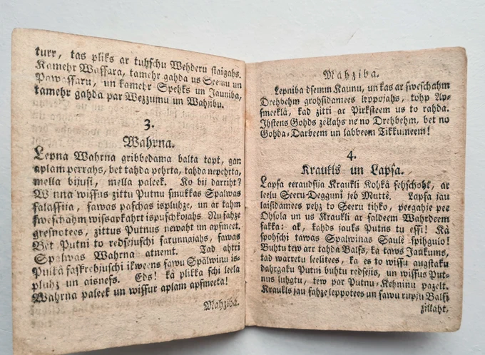 📋Parādās padomi medicīnā, un 1791. gada kalendārā  ir atsevišķa nodaļa “Vecca Saimnieka Mācības, pie Vājībām un Ievainojumiem”, kas sastāv no 8 sadaļām. 
Visos trijos kalendāros ir literārā sadaļa. 1786. gada kalendāra nobeigumā publicēts didaktisks nezināma autora (iespējams autors ir pats mācītājs Kristofs Harders) dzejojums “Tas zaglis”. Tajā samērā šaušalīgā veidā aprakstīts, kā notverto zagli ved uz karātavām, un viņš pirms nāves nokož mātei degunu, par to, ka viņa jau no bērnības atbalstījusi viņa zagšanas tieksmes, un nobeigumā izteikta pamācība, citiem vecākiem tā nedarīt. 1791. un 1795. gada didaktiskie pielikumi saucas – pasakas. Tajos publicēti pamācoši stāstiņi: “Suns ar gaļas gabalu”, “Skudra un sisenis”, “Vārna, Krauklis un lapsa” u.c.  Pasaku pamatā ir Ēzopa un Lafontēna fabulu sižeti un katram beigās uzrakstīta morāle jeb mācība.