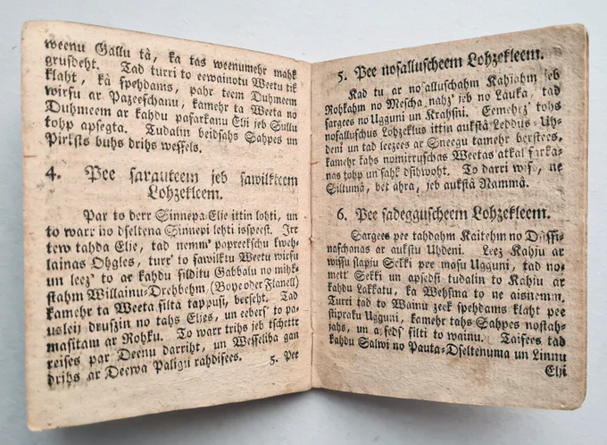 📋1795. gada kalendāra literārā daļa ir visgarākā, un tajā bez “fabulu pasakām” publicēti vēl divi uz lauku dzīves pamata līdzībās rakstīti pastāstiņi  “Gudrība” un “Divi brāļi” ar morāli beigās. “Gudrība” uzrakstīta dzejas formā un tajā stāstīts par kādu zirgu, kurš nomocījies darbos, un, kuru sit un nedod ēst un padzerties. Zirgs izraujas brīvībā un skrien pa laukiem, līdz ieskrien mežā, kur vilks to apēd. Mācība beigās ar skaidru norādi, samierināties ar dzimtzemnieka stāvokli:
 “ Tev grūta nasta jānes irr,
Sirds mīļais Draugs, to saprotam.
Bet vairāk prieka tak tew irr,
Kā Brīvniekam nonīkušam.”