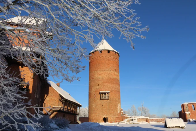 Ieeju, kuru izmantojam mūsdienās ērtākai iekļūšanai tornī, izlauza vēlāk, domājams ap 1800. gadu. Vienā no senākajiem torņa attēliem -1810. gada K. Ungerna - Šteinberga zīmējumiem “no dabas” tā jau redzama. Torņa apakšējā izlauzuma vietā 1936. gada rekonstrukcijas laikā tika ierīkotas slēdzamas durvis, jo ieeja tornī bija par maksu. Augšējā, senākā ieeja toreiz tika atstāta neskarta – to mūsdienu izskatā ar balkoniņu atjaunoja Galvenā torņa pilnās restaurācijas laikā. Tā tika uzsākta 1953. gadā.