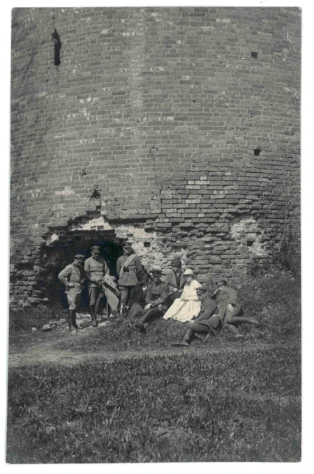 Pirmās Latvijas Kara skolas virsnieki pie Turaidas pils Galvenā torņa ieejas ap 1930. g. Fotogrāfs nav zināms