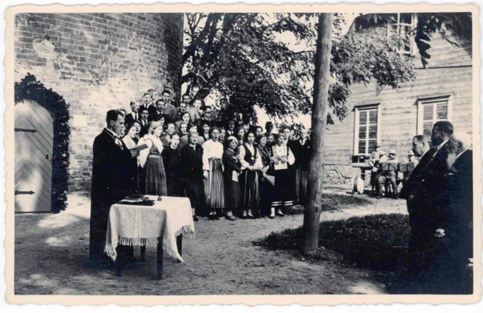 Turaidas pils Galvenā torņa kā skatu torņa atklāšana pēc 1936. g. pārbūves. Kreisajā pusē jaunās torņa durvis izrotātas ar ozollapu vijumiem. Labajā pusē fonā – 1786.g. uzbūvētā dzīvojamā māja . 1936.g. Fotogrāfs nav zināms
