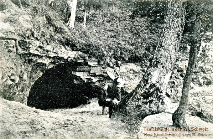 Velna ala īsi pirms 1905. gada. Pastkarte, M. Buclera foto. Alas priekšā vēl liels laukums.