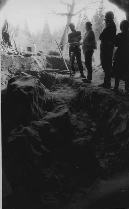 Skats no Velna alas iekšpuses tās atrakšanas gaitā 1992. gada vasarā. Kreisajā pusē – smilšakmens gabals – racēju iedomātais bruņurupucis. A. Linarta foto.