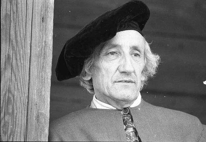 Pēteris Korsaks foto akcijas laikā Dainu kalnā pie Ābolu klētiņas. 1997.gada 18.maijā Turaidā. Foto: Alberts Linarts