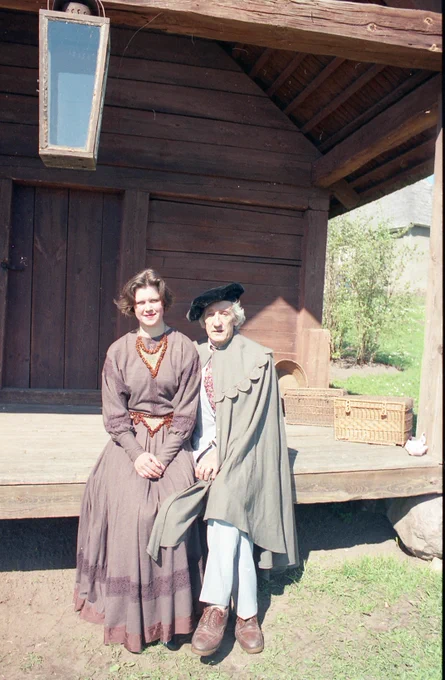 Starptautiskās muzeju dienas pasākums. Krājuma mēbeļu izstādē pie ābolu klētiņas fotovēsturnieks Pēteris Korsaks un TMR darbiniece Ina Višņova. 1997.g.18.maijā. Foto: Maija Pastare