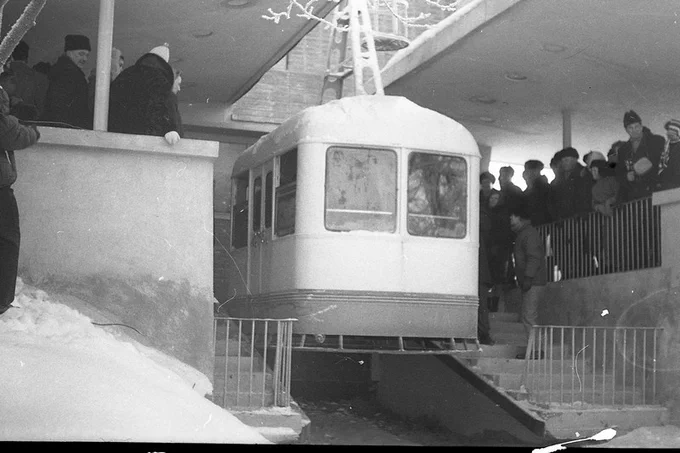 Trosu ceļa Krimulda - Sigulda atklāšanas pasākums 1969. gada
 3. janvārī. Pilsētas iedzīvotāji gaida vagoniņa pirmo reisu no Siguldas uz Krimuldu.