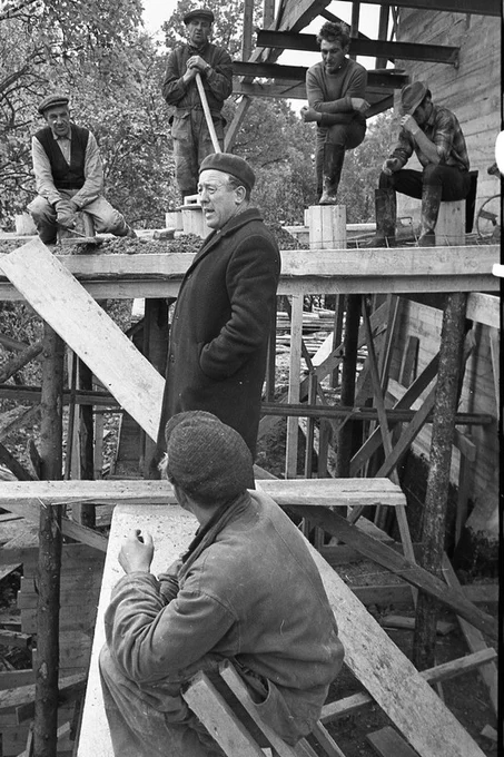 Trosu ceļa Sigulda-Krimulda būvniecība Krimuldas stacijas pusē, inženieris Meļķis ar strādniekiem. 1967. gada novembris.