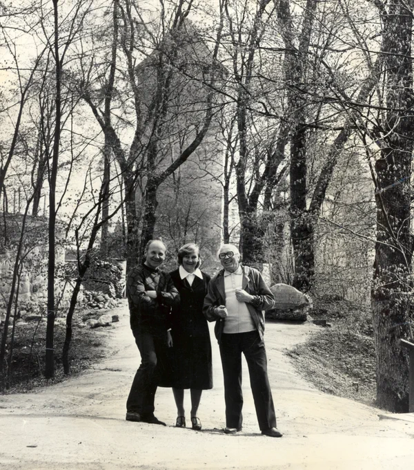 Tēlnieks Indulis Ranka (no kreisās), Siguldas novadpētniecības muzeja direktore Anna Jurkāne, arheologs Jānis Graudonis. 1983. gads
