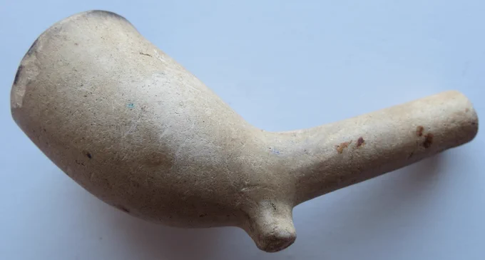 17.–18. gs. baltmāla pīpes atrastas arheoloģiskajos pētījumos gan Rīgā, gan citās tā laika Livonijas pilsētās un pilīs. Arī Turaidas pilsdrupu izrakumos iegūts simtiem māla pīpju fragmentu. Pīpe sastāv no olveida formas galviņas, kurā dedzina tabaku, un tieva kāta, pa kuru dūmus pīpētājs iesūc mutē.  
