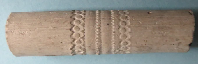 Pīpju kāti 17. gadsimta laikā kļuva arvien tievāki (no 10 līdz 6 mm) un garāki. Reizēm elegantā pīpēšanas rīka kāta garums sasniedza pat nepilnu metru. Diemžēl tievie māla kāti ātri lūza un zemē no tiem saglabājušies tikai īsi fragmenti.  