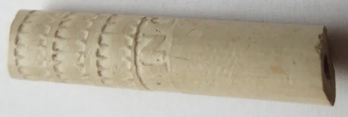 Reizēm uz pīpes kāta izlasāms kāds burts vai vārds. Uzraksts IN GOUDA norāda, ka pīpe gatavota Nīderlandes dienvidu provinces Holandes pilsētā Gouda (kuru latviski raksta tuvāk izrunai – Gauda) – tajā pašā, no kurienes mūsdienās atceļo maigi krēmīgais puscietais Goudas siers! 
