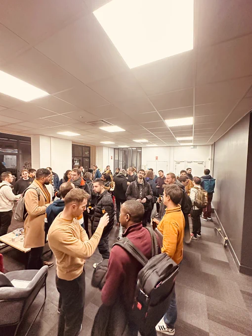 Foule du meetup du LyonJs pendant l'apéro