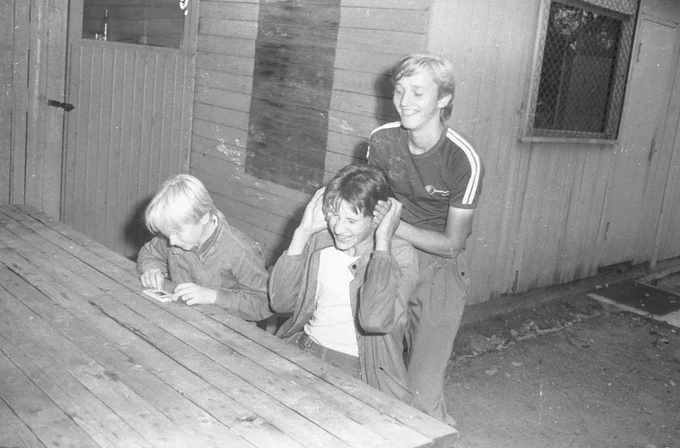 Saulkrastu skolnieki arheologu nometnē Turaidā 1988. gadā. Foto autors ekspedīcijas vadītājs Jānis Graudonis