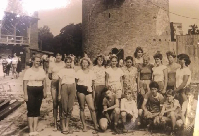 Saulkrastu vidusskolas LOTOS vienība 1988. gadā kopā ar skolotāju Inesi Ābolu un Veroniku Grāvīti. Foto autors nezināms