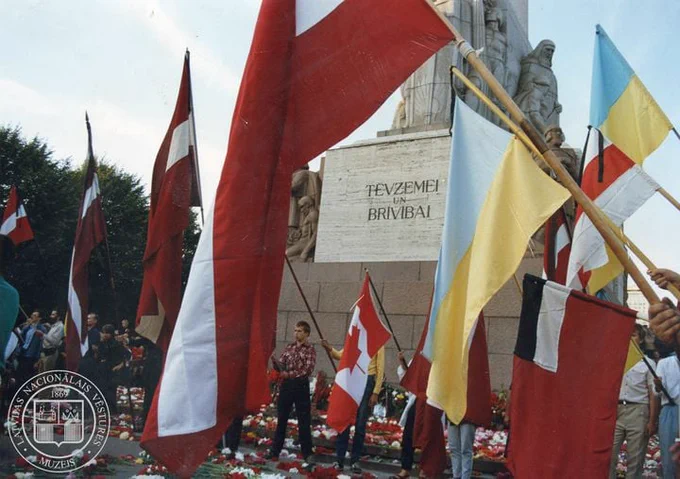 Dzeja: Tarass Ševčenko (atdz. Knuts Skujenieks)
Foto: Akcijas "Baltijas ceļš" dalībnieki pie Brīvības pieminekļa Rīgā. 1989. gada 23. augusts. Fotogrāfs nezināms. LNVM krājums