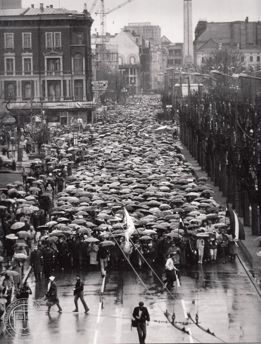 Deportāciju upuru piemiņai veltītais gājiens no
Daugavmalas uz Brāļu kapiem.

Fotogrāfs Ints Kalniņš. LNVM krājums.
