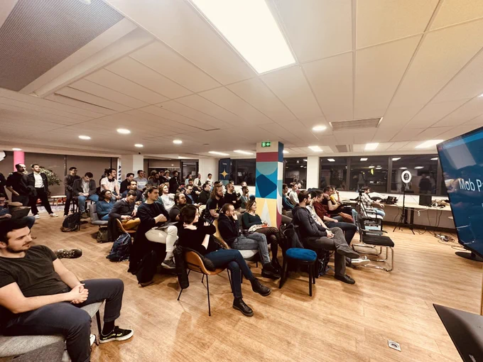 Salle plein chez Indy pour écouter le premier talk de la soirée