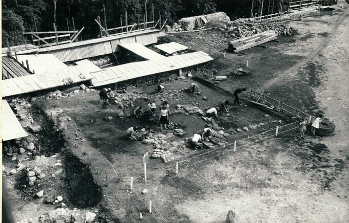 X laukuma izpēte.
Norokot 1. kārtu tika atrastas kādas senākas celtnes paliekas, kā arī dekoratīvas būvnaglas, apkalums, atslēgas, naži, kalts, rūcenis un monētas.