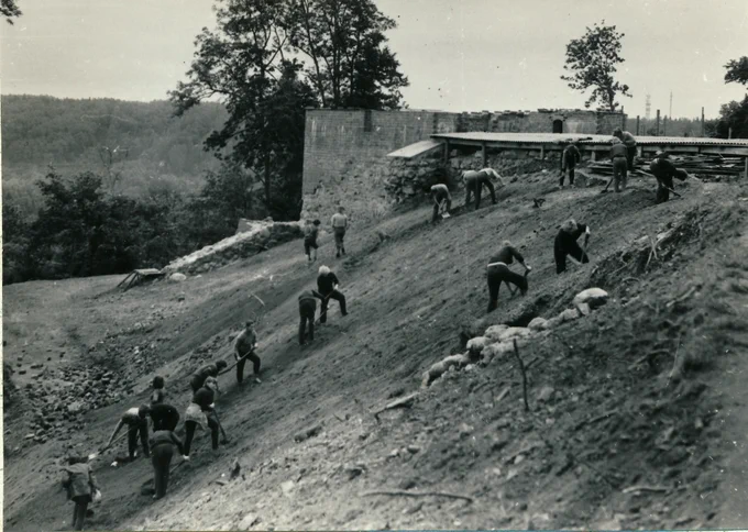 Ziemeļu nogāzes nostiprināšana. 1984
1984. gada sezonā pabeidza pilskalna ziemeļu nogāzes nostiprināšanu. Jau gadu iepriekš, no pils izpētē pārmeklētām zemēm, tika uzbērta taka, taču tā noslīdēja. Tāpēc, veidojot pils apvedtaku, visā ziemeļu puses nogāzē ceļu padziļina no 0,3 līdz 1m. Arheoloģiskās sezonas noslēguma pasākuma dalībniekiem bija iespēja apiet pilij apkārt pa jauno taku .