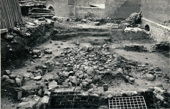 II izrakumu laukums. 1984
Šajā sezonā atsākti darbi pils pagalmā – II izrakumu laukumā. Darbi uzsākti jau 1978. gadā gar rietumu puses aizsargsienu 4 m platā joslā, lai sagatavotu pamatu aizsargsienas restaurācijai. 1984. gadā darba gaitā atklājās agrāk nezināma hipokausta tipa krāsns.