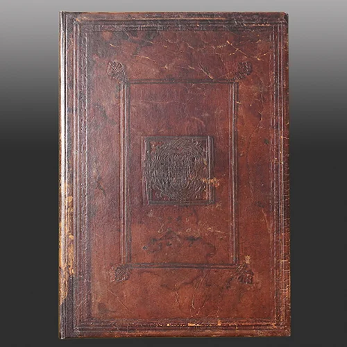 Oriģinālā grāmata „Karaļa pilsētas Rīgas – Vidzemē – godātās rātes atjaunotais kāzu un apģērbu nolikums” iespiesta pirmā Rīgas grāmatiespiedēja Nikolausa Mollīna (ap 1550/1555 – 1623) tipogrāfijā Rīgā 1593. gadā un pašlaik glabājas Turaidas muzejrezervāta krājumā. Šis pirms 430 gadiem drukātais seniespiedums ir unikāls, jo patlaban ir vienīgais zināmais izdevuma eksemplārs Latvijā. Grāmata ir ārkārtīgi vērtīga, kā lieliski saglabājies pirmā Rīgas tipogrāfa meistardarbs, un vērtīgs ir arī grāmatas saturs, kurā iemiesoti sava laika priekšstati par pareizi veidotas sabiedrības uzbūvi un kārtu attiecībām, kā arī ietverts bagāts faktu materiāls par 16. gadsimta beigu sadzīves kultūru – greznu apģērbu, svētku mielastu, kāzām, citām svinībām.

Faksimilizdevums ir nopērkams kopā ar tulkojumu no agrās jaunaugšvācu valodas un zinātniskajiem komentāriem latviešu valodā ar komentāru kopsavilkumiem vācu, angļu un krievu valodā.

