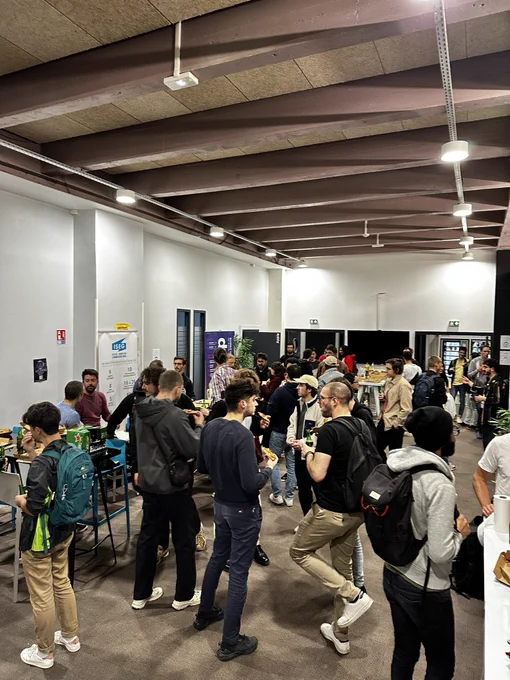 Groupe de personnes qui prennent l’apéro dans une salle