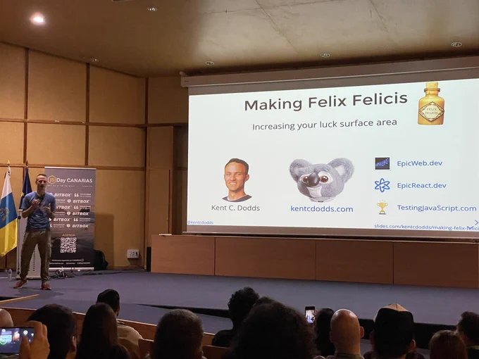 Kent C. Dodds en el escenario dando la Keynote en el JS Day de Canarias Making Felix Felicis