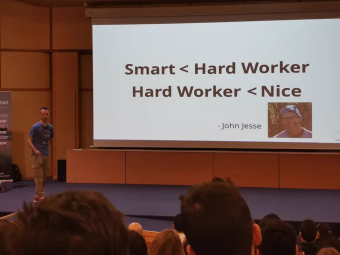 Foto de charla en el JSDayCAN2023 de Ken C Dodds