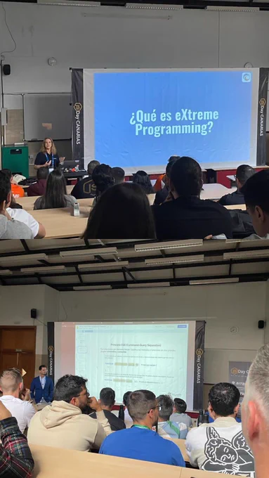 2 fotos en 1. En la parte de arriba aparezco yo, dando la charla sobre XP. En la parte de abajo, Carlos dando su charla sobre testing y diseño simple con TypeScript