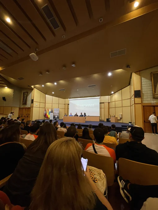 An audience attending a round table at the JSDayCanarias conference.