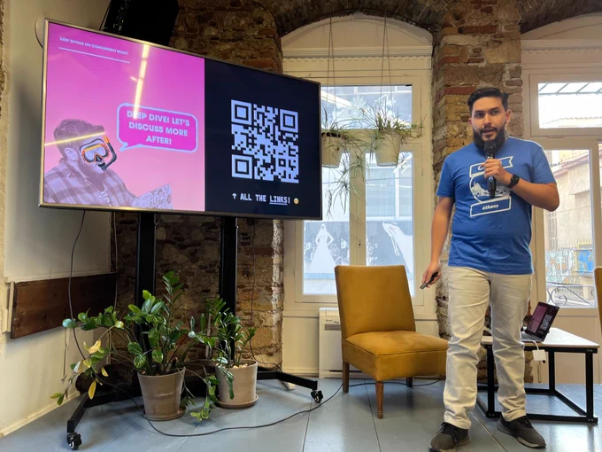Matheus Albuquerque on the stage of @greecejs #meetup presenting "Deep Diving on Concurrent #React"