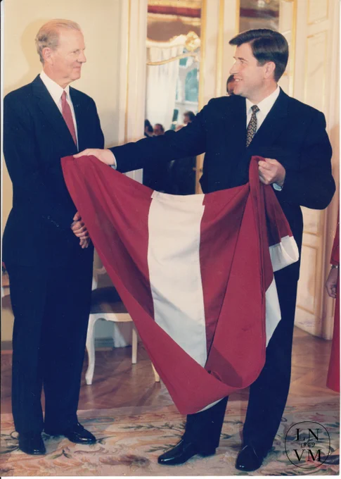 Latvijas Republikas Augstākās padomes priekšsēdētājs Anatolijs Gorbunovs saņem Latvijas karogu, kas glabājies Amerikas Savienoto Valstu (ASV) departamentā, no ASV valsts sekretāra Džeimsa Beikera. Vašingtona, ASV. Fotogrāfs Uldis Pāže. 1991. gada 14. septembris. LNVM krājums.