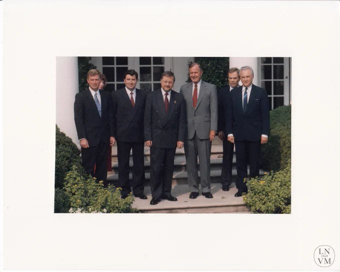 Vizītes laikā Baltajā namā. No kreisās: Amerikas Savienoto Valstu (ASV) viceprezidents Dens Kveils, Latvijas Republikas Augstākās padomes priekšsēdētājs Anatolijs Gorbunovs, Lietuvas Republikas Augstākās padomes priekšsēdētājs Vītauts Landsberģis, ASV prezidents Džordžs H.V. Bušs, Igaunijas Republikas Augstākās padomes priekšsēdētājs Arnolds Rītels. Otrā rindā no kreisās A. Gorbunova palīdze Karina Pētersone. Vašingtona, ASV. Fotogrāfs Eric Draper, Baltā nama oficiālais fotogrāfs. 1991. gada 17. septembris. LNVM krājums