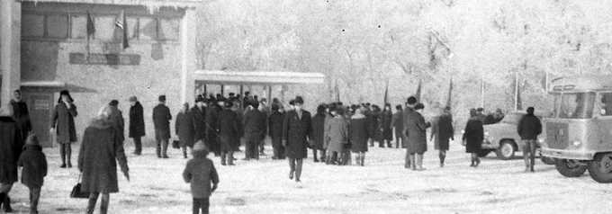 Gaisa trosu ceļa Sigulda-Krimulda atklāšana. Siguldas iedzīvotāji sapulcējušies pie stacijas-Sigulda. 1969. gada 3. janvāris. Foto: G. Puķītis